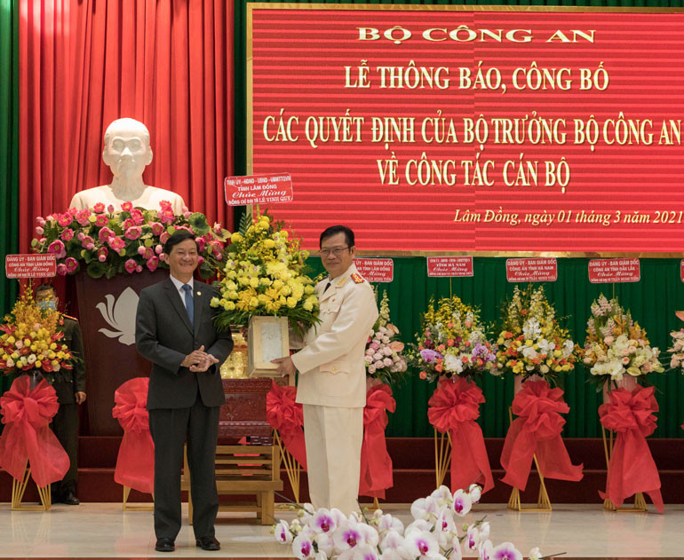 Đồng chí Trần Đức Quận tặng hoa chia tay Đại tá Lê Vinh Quy