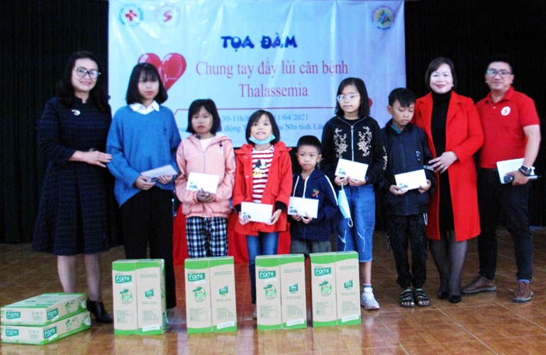 Nhóm Thiện nguyện Yêu thương Đà Lạt tặng quà cho các bệnh nhân
