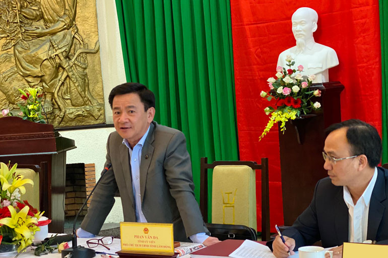 Ông Phan Văn Đa - Phó Chủ tịch UBND tỉnh phát biểu tại hội nghị