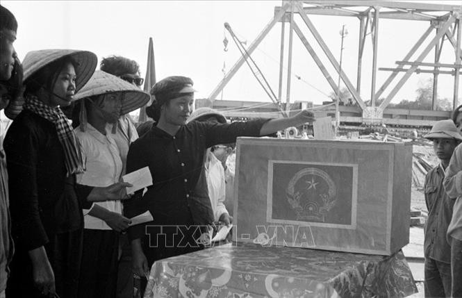 Công nhân Công ty Đường sắt 773 (Liên hiệp xí nghiệp cục Công trình 1 - Bộ Giao thông vận tải) đang xây dựng cầu Yên Xuân (Nghệ Tĩnh), tham gia bầu cử Quốc hội khóa VI tại công trường. Ảnh: Lan Xuân/TTXVN