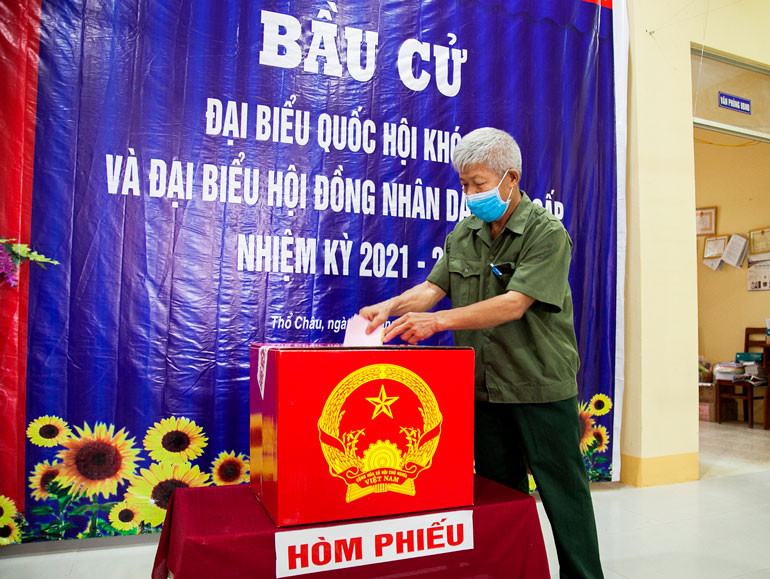 Cán bộ, chiến sĩ cảnh sát biển tham gia bỏ phiếu bầu cử đại biểu Quốc hội khóa XV và đại biểu Hội đồng nhân dân các cấp nhiệm kỳ 2021 - 2026
