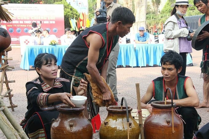 Rượu cần là một nét văn hoá ẩm thực của đồng bào miền cao. Ảnh: Kim Bảo