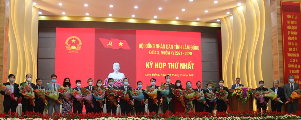 Tặng hoa chúc mừng các vị trúng cử các chức danh Ủy viên UBND tỉnh khóa X, nhiệm kỳ 2021 – 2026