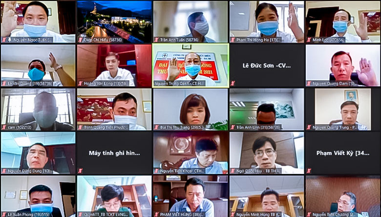 Cổ đông tham gia biểu quyết trực tuyến tại Đại hội