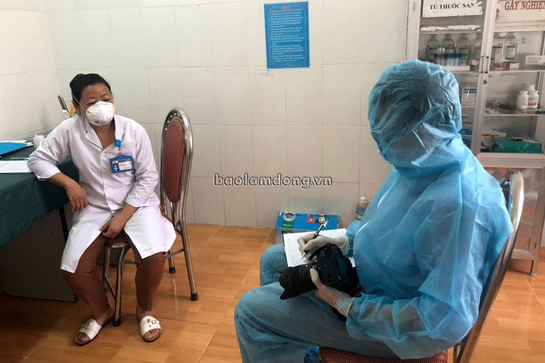 Để được tác nghiệp, phóng viên được trang bị bộ đồ bảo hộ chuyên dụng dưới sự giám sát của các cán bộ y tế