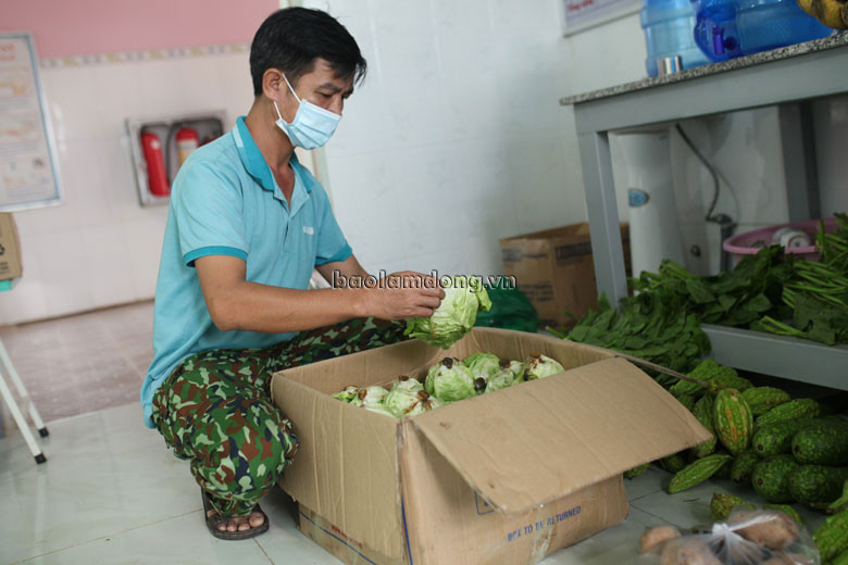 Người dân từ khắp nơi trong tỉnh gửi đến khu điều trị các nhu yếu phẩm với mong muốn cùng địa phương đẩy lùi dịch Covid-19