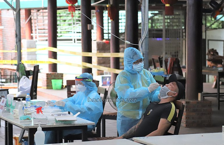 Xét nghiệm nhanh Covid-19 cho tài xế và phụ xe tải vận chuyển hàng hóa khi qua chốt số 1 vào Lâm Đồng
