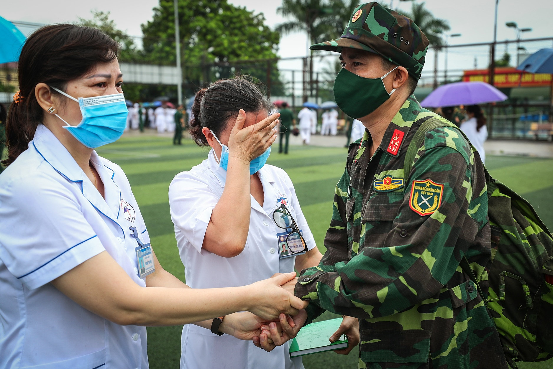 Các cán bộ, chiến sĩ lực lượng vũ trang mang theo 