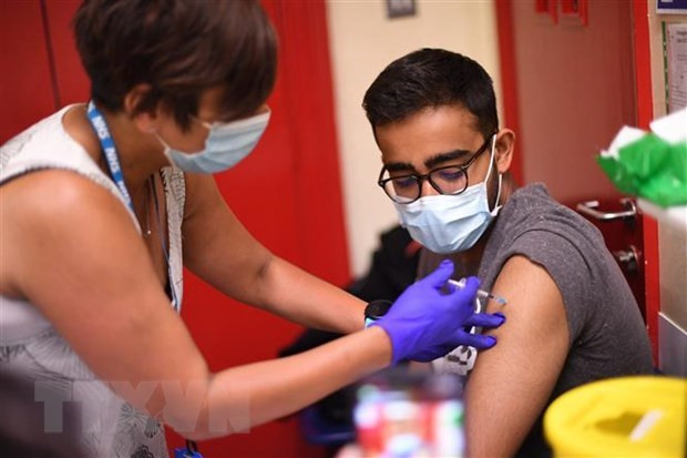 Nhân viên y tế tiêm vaccine ngừa COVID-19 cho người dân tại London, Anh
