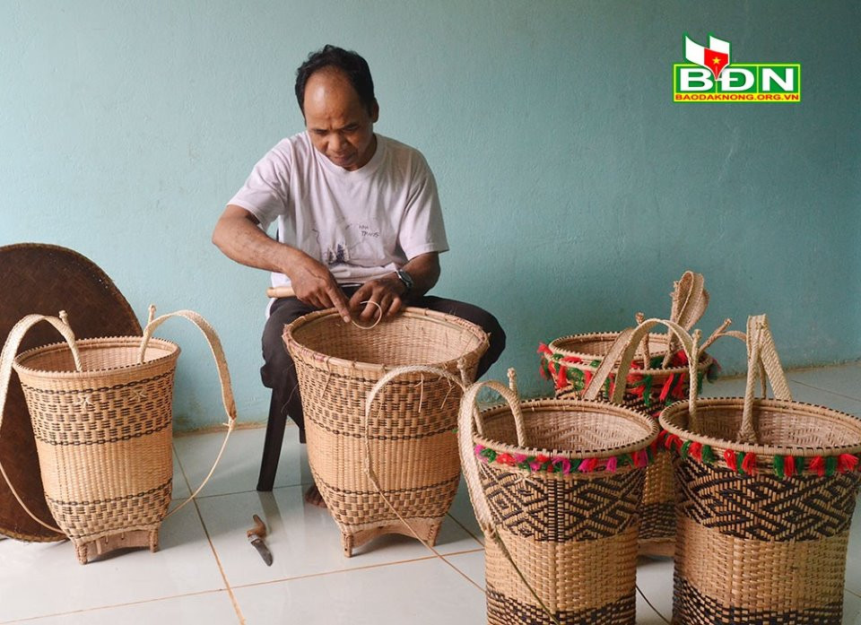 Gìn giữ nghề đan lát truyền thống M’nông