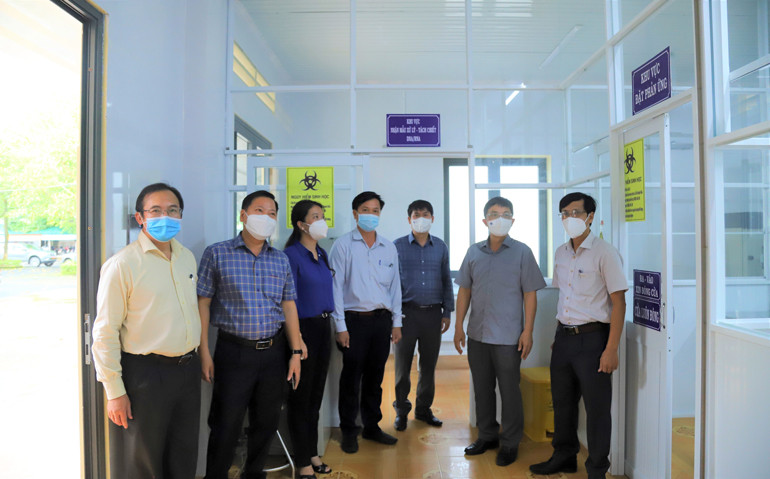 Phó Chủ tịch UBND tỉnh Lâm Đồng Đặng Trí Dũng kiểm tra tiến độ xây dựng phòng xét nghiệm RT-PCR tại Trung tâm Y tế Đạ Tẻh