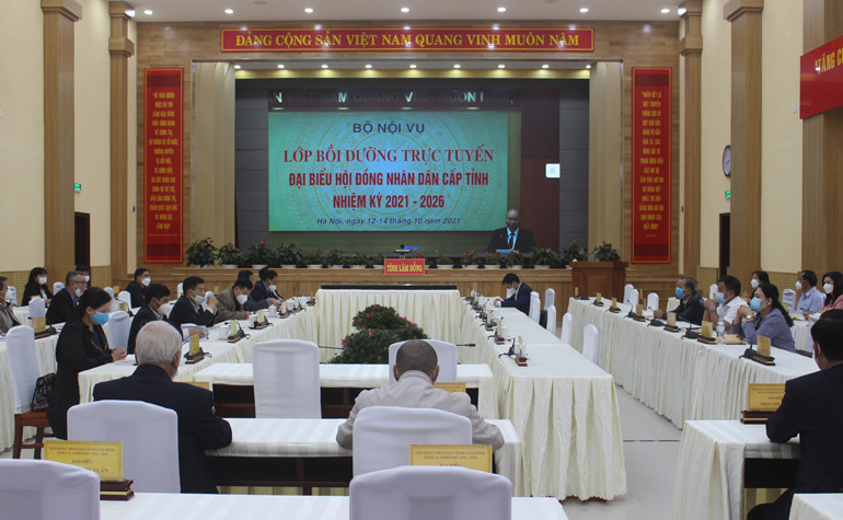 Các đại biểu HĐND tỉnh tham dự lớp bồi dưỡng 