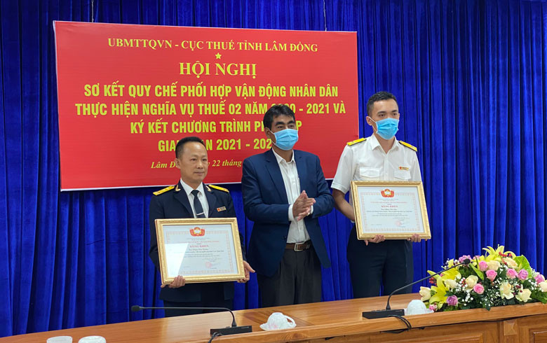 Ông Bon Yô Soan - Phó Chủ tịch Ủy ban MTTQ Việt Nam tỉnh Lâm Đồng trao bằng khen của Ủy ban MTTQ Việt Nam tỉnh cho các cá nhân có thành tích xuất sắc trong công tác phối hợp