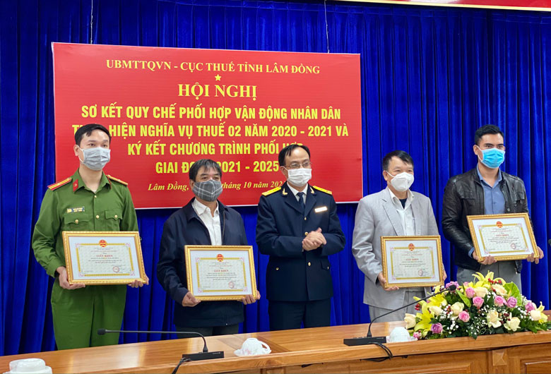 Ông Trần Phương - Cục trưởng Cục thuế tỉnh Lâm Đồng trao giấy khen của Cục thuế tỉnh cho các cá nhân có thành tích xuất sắc trong công tác phối hợp quản lý thuế 2020