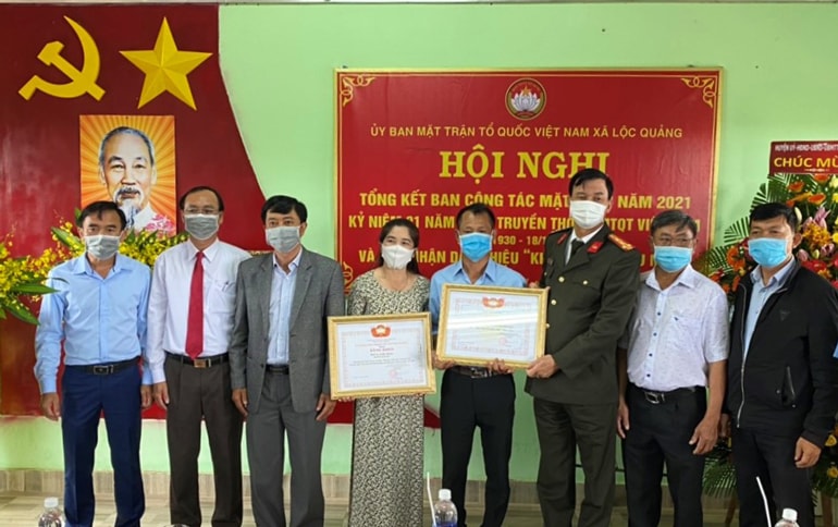 Giám đốc Công an tỉnh và lãnh đạo huyện Bảo Lâm trao bằng khen cho Nhân dân và cán bộ Thôn 4 vì đã có thành tích xuất sắc trong xây dựng “Khu dân cư kiểu mẫu” và thực hiện cuộc vận động “Toàn dân đoàn kết xây dựng nông thôn mới, đô thị văn minh” và trao bằng công nhận Thôn 4 đạt “Khu dân cư kiểu mẫu” năm 2021