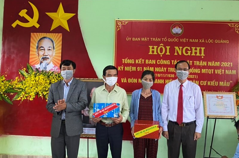 Tặng quà cho các gia đình chính sách, hộ nghèo trong thôn