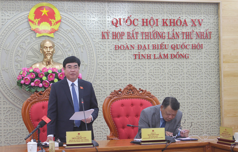 ĐBQH Trần Đình Văn – Phó Bí thư Thường trực Tỉnh ủy, Trưởng Đoàn ĐBQH tỉnh Lâm Đồng phát biểu góp ý Nghị quyết về chính sách tài khóa, tiền tệ hỗ trợ triển khai phục hồi và phát triển kinh tế - xã hội