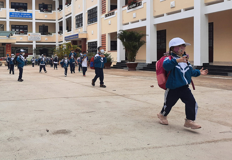 Học sinh tiểu học ra về sau buổi học trực tiếp