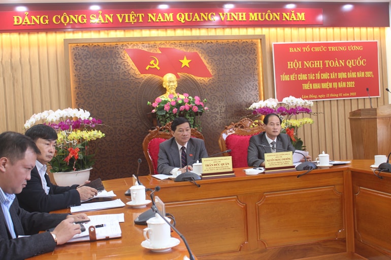 Đồng chí Trần Đức Quận - Ủy viên Ban Chấp hành Trung ương Đảng, Bí thư Bí thư Tỉnh ủy, Chủ tịch HĐND tỉnh và đồng chí Nguyễn Trọng Ánh Đông - Ủy viên Ban Thường vụ Tỉnh ủy, Trưởng Ban Tổ chức Tỉnh ủy chủ trì hội nghị tại điểm cầu Lâm Đồng