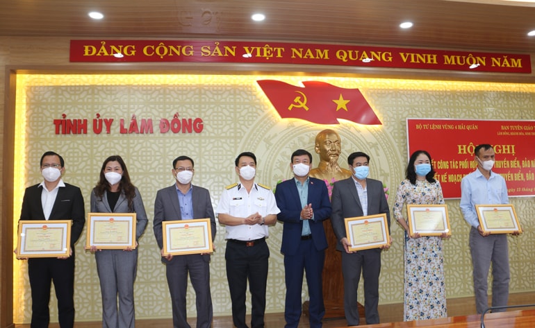 Đại tá Lã Văn Hùng – Phó Chính ủy Vùng 4 Hải quân và đồng chí Bùi Thắng – Ủy viên Ban Thường vụ, Trưởng Ban Tuyên giáo Tỉnh ủy tặng giấy khen cho 8 cá nhân có thành tích tốt trong công tác phối hợp tuyên tuyền biển đảo năm 2021