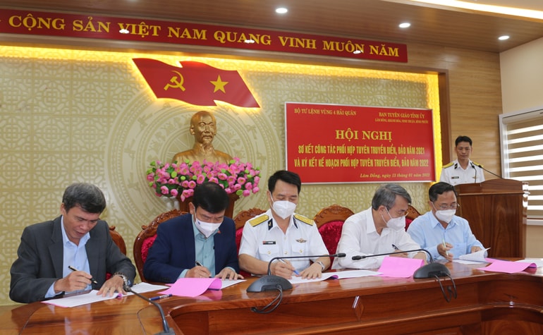 Đại diện Bộ Tư lệnh Vùng 4 Hải quân và Ban Tuyên giáo các tỉnh ký kết kế hoạch tuyên truyền biển đảo năm 2022