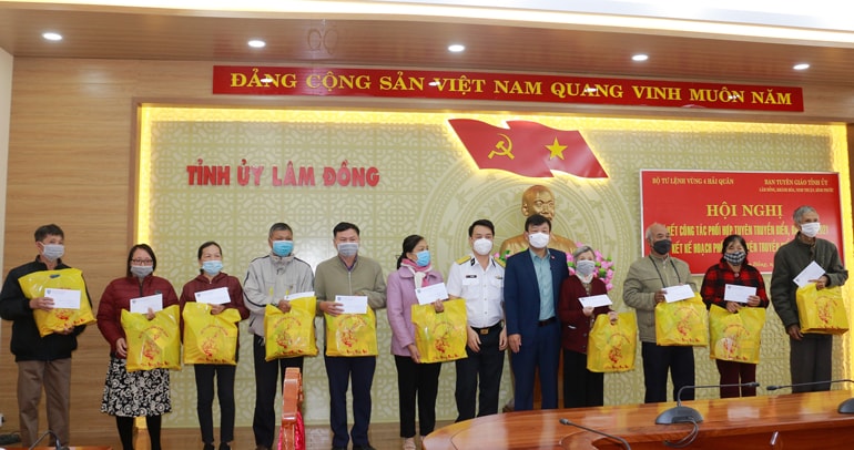 Bộ Tư lệnh Vùng 4 Hải quân tặng quà cho 10 gia đình chính sách trên địa bàn tỉnh