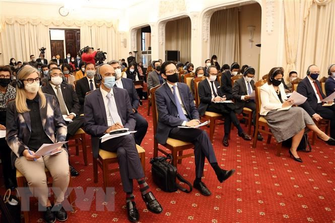 Đại biểu, phóng viên các cơ quan thông tấn, báo chí trong và ngoài nước dự họp báo