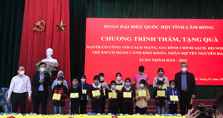 Đoàn ĐBQH tặng quà cho các cháu học sinh có hoàn cảnh đặc biệt khó khăn
