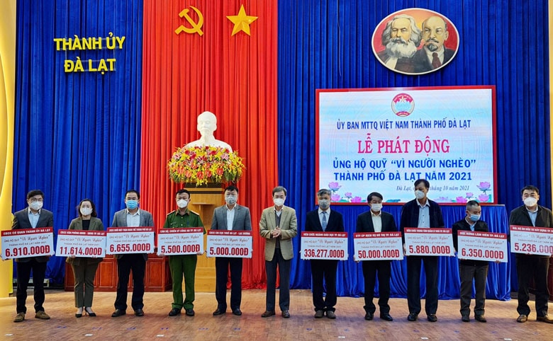 Năm 2021, MTTQ và các đoàn thể thành phố Ðà Lạt tích cực vận động Nhân dân ủng hộ Quỹ “Vì người nghèo”. 