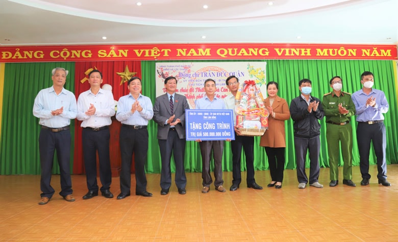 Bí thư Tỉnh ủy Lâm Đồng Trần Đức Quận cùng đoàn công tác trao tặng công trình 500 triệu đồng cho xã Lộc Thanh Ảnh 3: Đồng chí Trần Đức Quận - Bí thư Tỉnh ủy Lâm Đồng cùng đồng chí Nguyễn Văn Triệu - Bí thư Thành ủy Bảo Lộc tặng quà Tết cho hộ nghèo