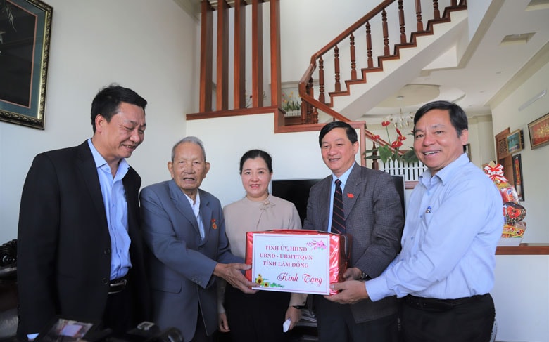 Đồng chí Trần Đức Quận thăm, tặng quà Tết gia đình Đại tá Trần Tấn Công - Nguyên Chỉ huy phó, Tham mưu trưởng Bộ Chỉ huy Quân sự tỉnh Lâm Đồng (93 tuổi, 70 năm tuổi Đảng)
