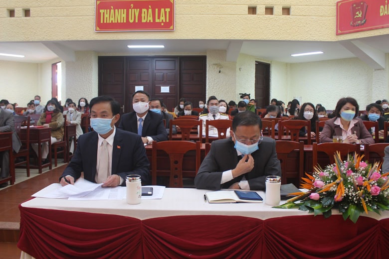 Đại biểu phát biểu tham luận 