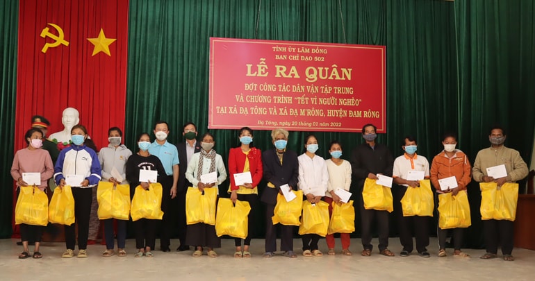 Trao quà tết cho các gia đình khó khăn 