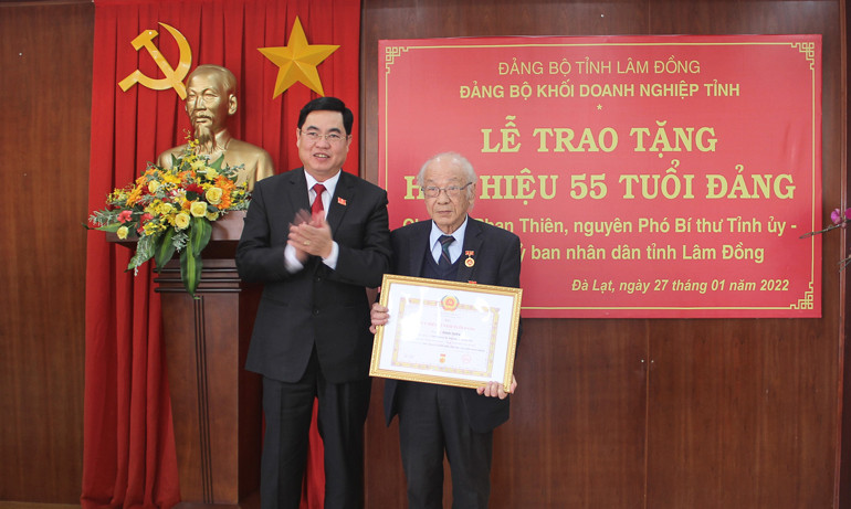 Đồng chí Trần Đình Văn – Phó Bí thư Thường trực Tỉnh ủy, Trưởng Đoàn ĐBQH khóa XV đơn vị tỉnh Lâm Đồng trao Huy hiệu 55 tuổi Đảng cho đồng chí Phan Thiên