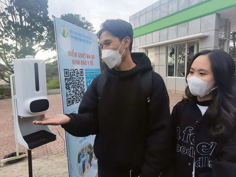 Tất cả sinh viên vào cổng trường hay làm thủ tục đều thực hiện các biện pháp phòng dịch Covid-19