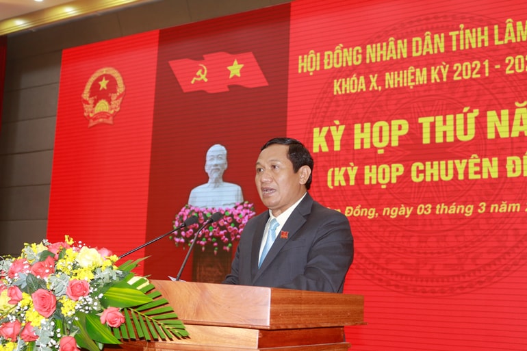 Đồng chí K’ Mák – Phó Chủ tịch Thường trực HĐND tỉnh thông qua chương trình làm việc của kỳ họp