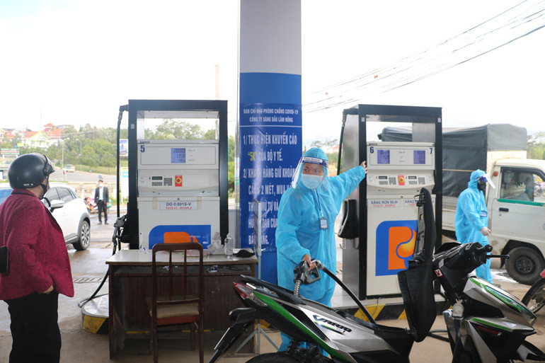 Người dân mua xăng, dầu tại một cây xăng trên địa bàn tỉnh