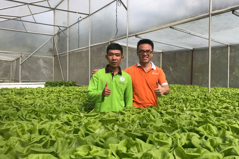 Nguyễn Đăng Thiên Phi Long (áo cam) khởi nghiệp với khát vọng tìm kiếm những giải pháp phụng sự nhà nông Việt.