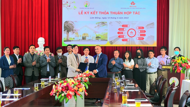 TS. Lê Minh Chiến và TS. Bùi Hữu Phú trao biên bản ký kết hợp tác
