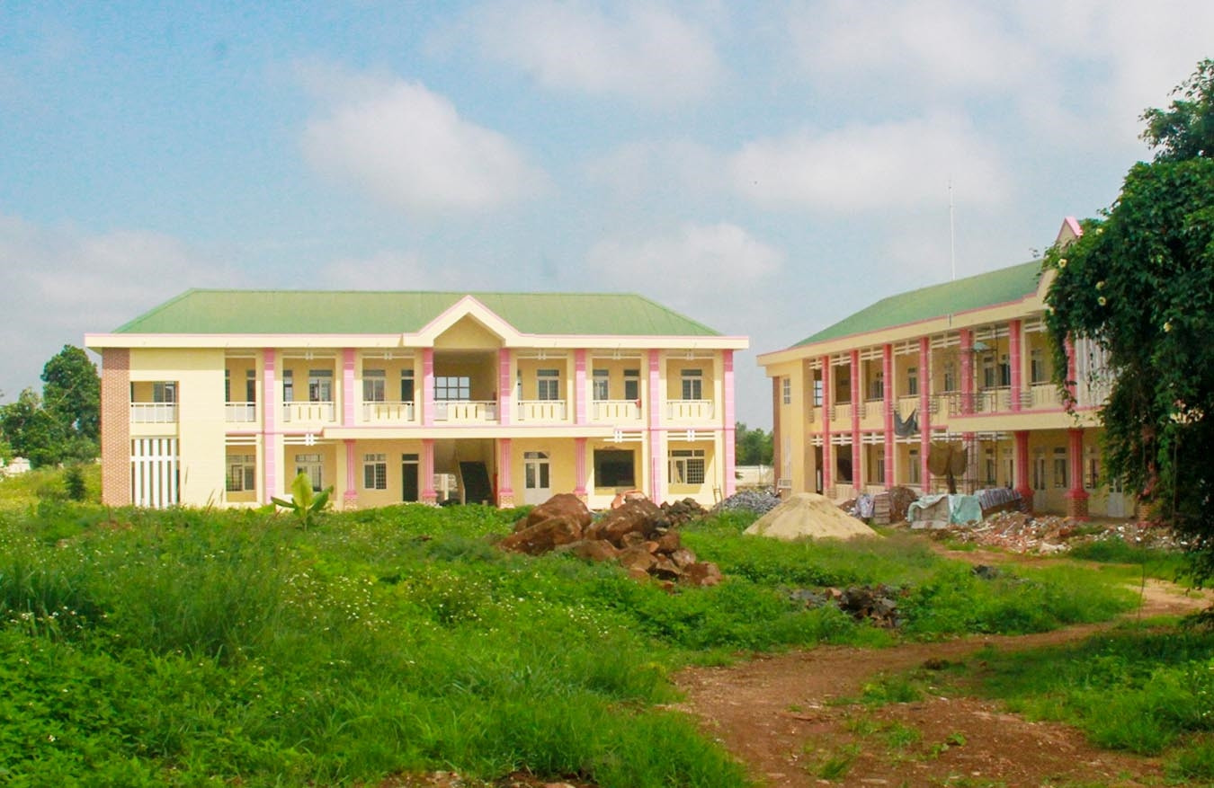 Hai khu nhà khang trang của trường THPT xã Đắk Wil được xây dựng trên khu đất rộng