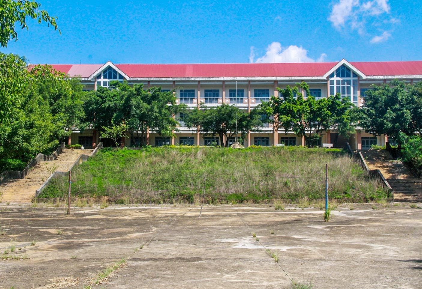 Trường THPT Phan Chu Trinh phân hiệu 2 đóng cửa, bỏ không thời gian dài