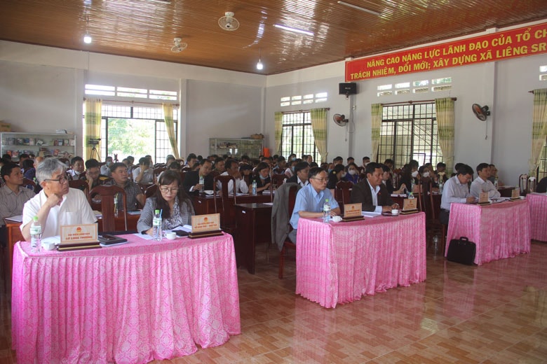 Các đại biểu và cử tri tham dự buổi tiếp xúc