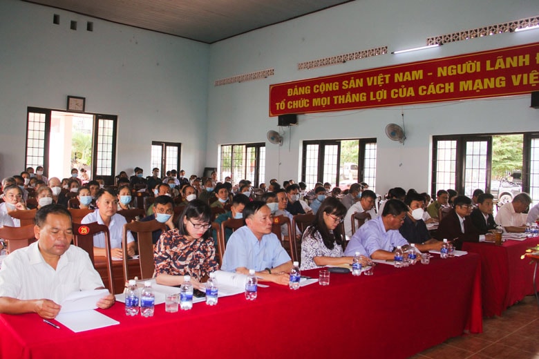 Các đại biểu và cử tri tham dự buổi tiếp xúc