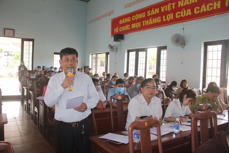Cử tri phát biểu ý kiến, kiến nghị tại buổi tiếp xúc
