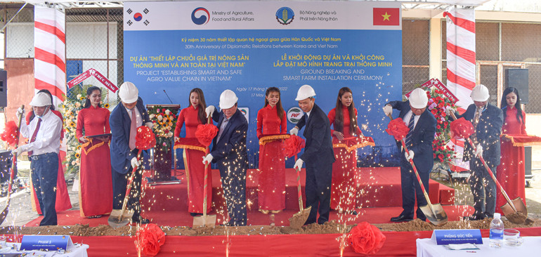 Các đại biểu thực hiện nghi thức khởi động Dự án Thiết lập chuỗi giá trị nông sản thông minh và an toàn tại Việt Nam