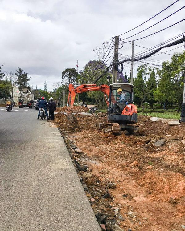 Từ nguồn vốn đầu tư công, nhiều tuyến đường lớn đang được tu sửa, mở rộng tại TP Đà Lạt