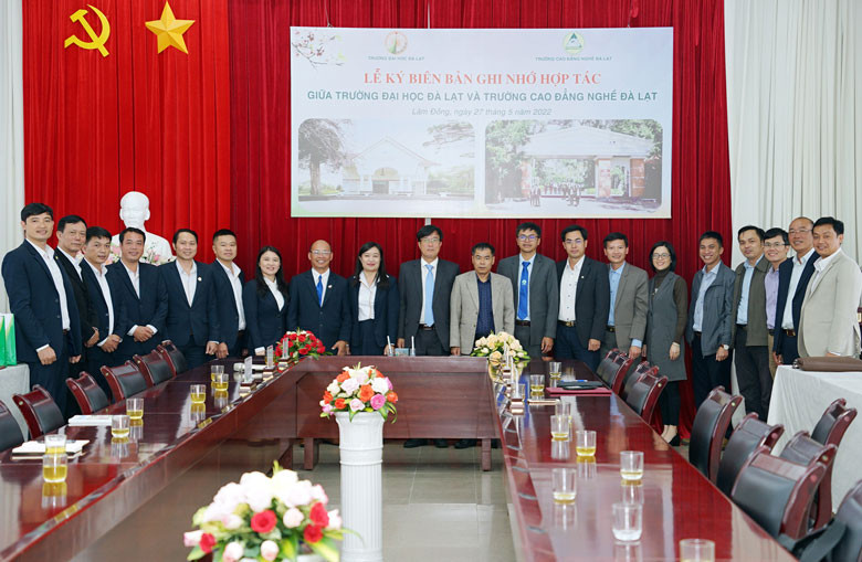 Đại biểu hai trường tại Lễ ký kết ghi nhớ hợp tác