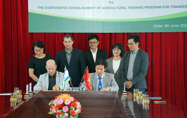 PGS, TS. Nguyễn Tất Thắng và Giám đốc Yuval Kaye ký kết