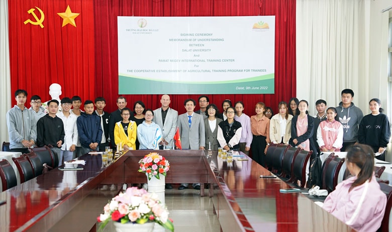 Các cán bộ, giảng viên, chuyên gia và sinh viên tại lễ ký kết