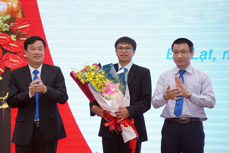 Hiệu trưởng Lê Minh Chiến và Phó Vụ trưởng Vũ Thanh Bình tặng hoa chúc mừng Phó Hiệu trưởng Trần Thống